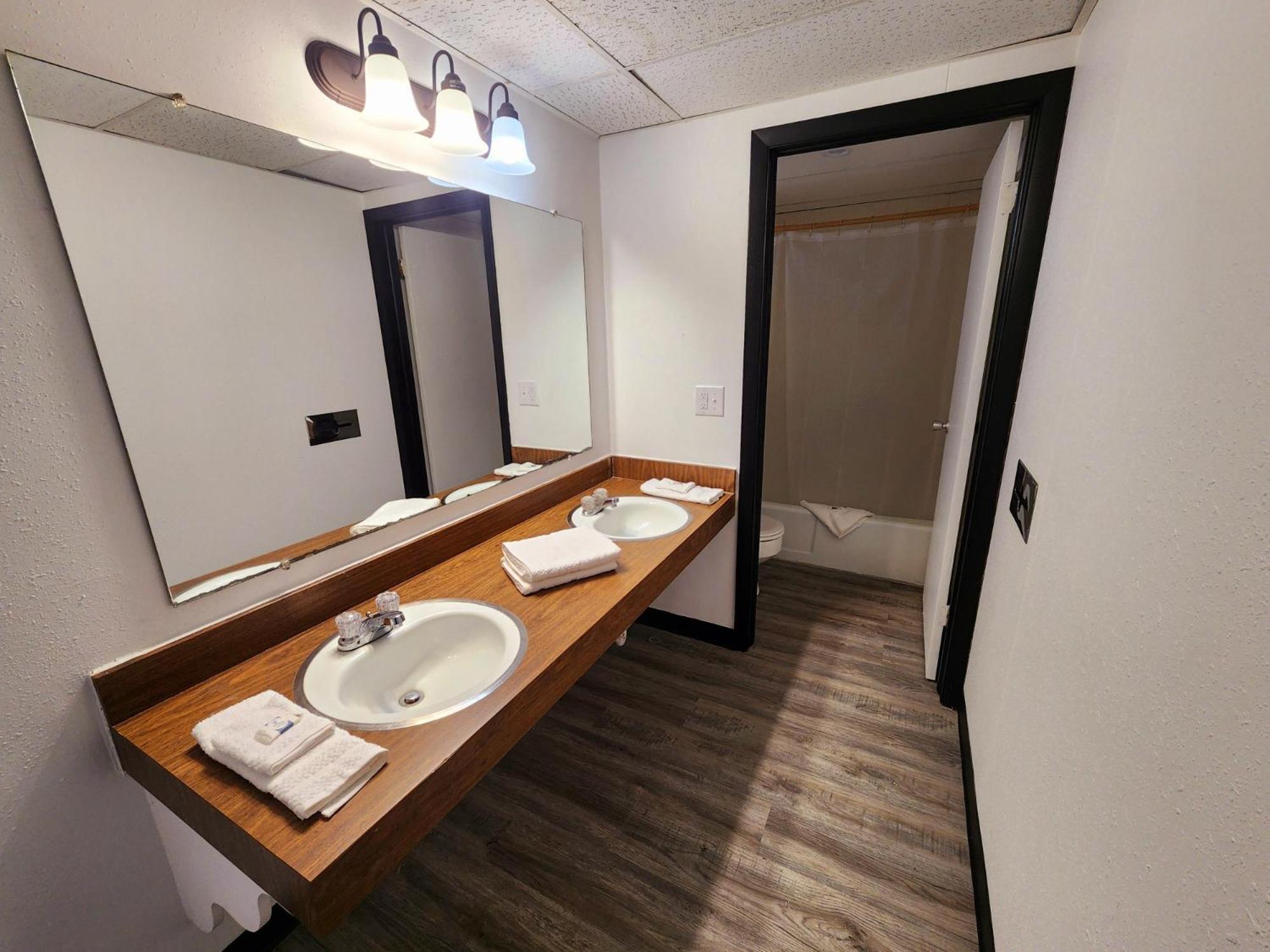 The Hastings Inn Salina Bagian luar foto