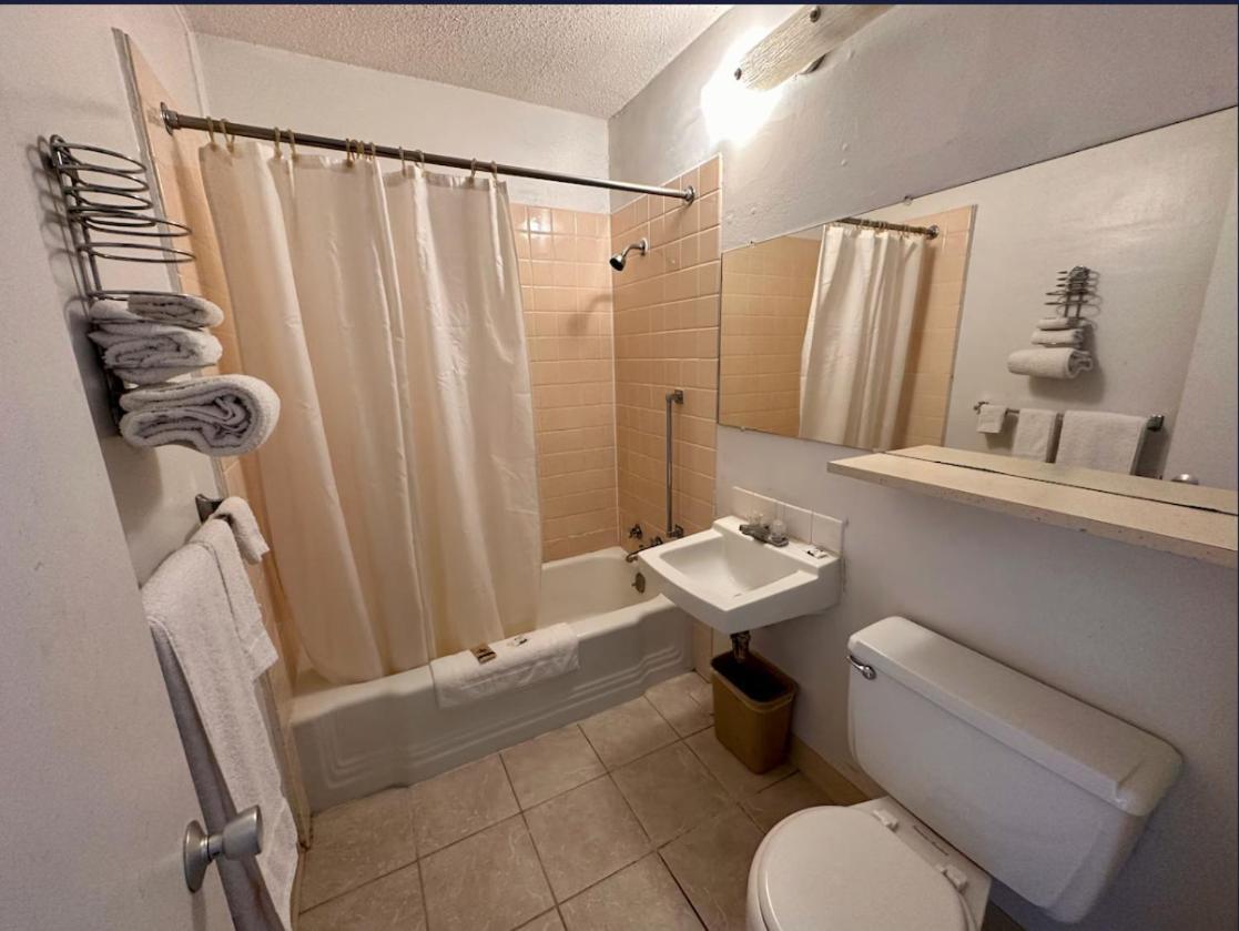 The Hastings Inn Salina Bagian luar foto